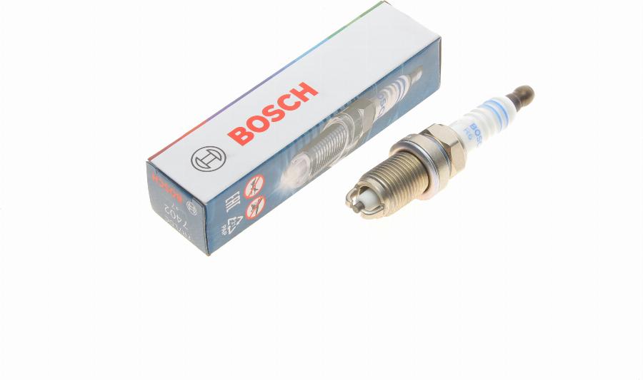 BOSCH 0 242 235 668 - Свічка запалювання autozip.com.ua