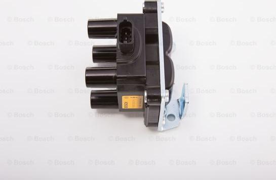 BOSCH F 000 ZS0 215 - Котушка запалювання autozip.com.ua